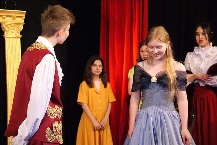 Mit Witz und Glanz: das Rhein-Gymnasium Sinzig begeistert mit moderner Cinderella-Inszenierung. Fotos: Marc Steuer