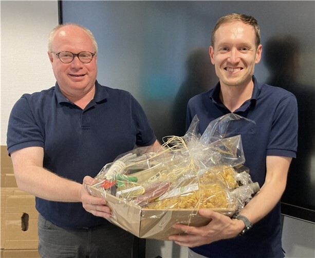 Mit Worten des Dankes und einem Präsentkorb hat der Vorsitzende der CDU in der Verbandsgemeinde Unkel, Markus Fischer (links), den bisherigen Fraktionsvorsitzenden Stefan Schmitz verabschiedet.  Foto: Heinz Schmitz