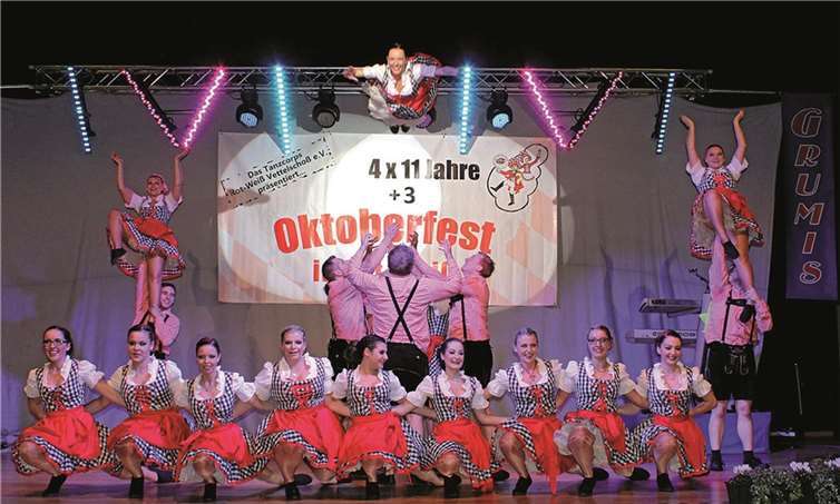 Mit Würfen, gewagten Hebefiguren und rasanten Schrittfolgen eröffnete das Tanzcorps Rot-Weiß Vettelschoß am Samstagabend im Forum „Am Blauen See“ sein 4. Oktoberfest.DL