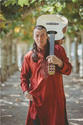 Mit Yuliyia Loskaya und Daniel Stelter stellt Lulo Reinhardt seine neue CD „Live at Neideck No. 4“ vor. Foto: Stadtverwaltung Andernach - Kulturamt | KulturPunkt