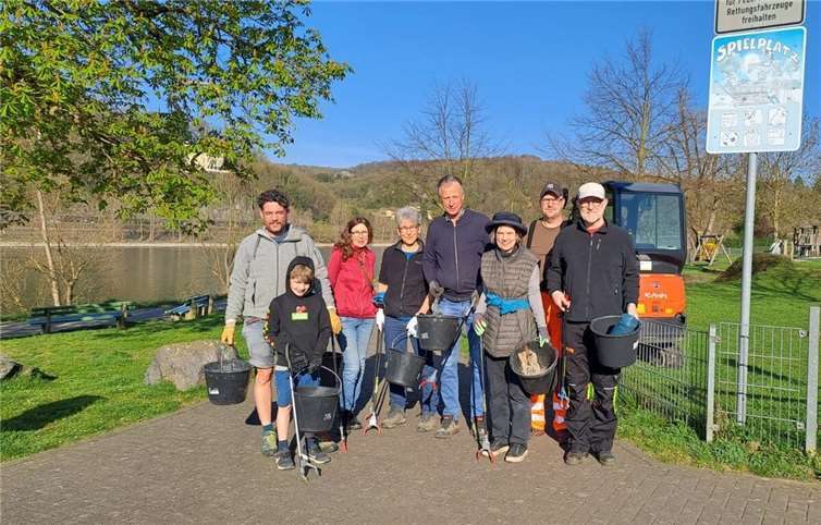 Mit Zangen und Mülleimern ausgestattet rückten die Freiwilligen dem Müll zu Leibe. Foto: Anna Mußhoff