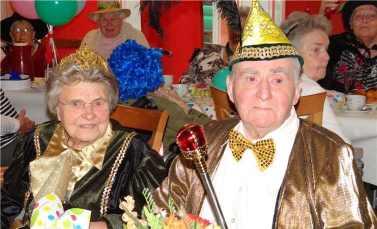 Mit Zepter und Krönchen feierte das Prinzenpaar, Prinzessin Marga I. und Prinz Matthias I., ausgelassen mit den närrischen Untertanen. privat