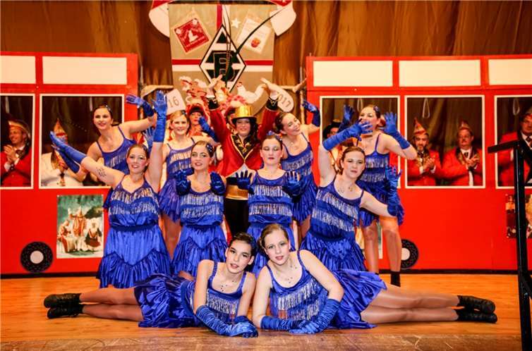 Mit „Zirkus in der Manege“ und auf der Bühne begeisterte die Showtanzformation des SVU Kobern.   