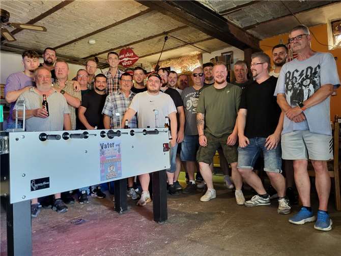 Mit absolutem Spaß und Eifer bei der Sache. Die Oedinger Väter - Söhne Riege beim gemeinsamen Kicker Turnier in Dernbachs-hof.Foto: Nicole Wolter