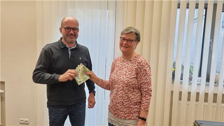 Mit acht Geldscheinen zu je 100 Euro überraschte Karin Hillesheim, die federführend die Theatergruppe leitet, Peter Moskopp im Bürgerhaus, der diese Spende dankend annahm. Quelle: Ortsgemeinde Kettig