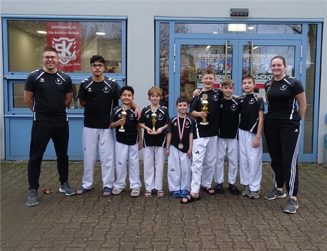 Mit acht Sportlerinnen und Sportlern trat die Abteilung „Manu’s Taekwondo“ des SG DJK 1909 e.V. Andernach am 6. Dezember 2025 bei den „Christmas Open“ in Brühl an. Foto: privat