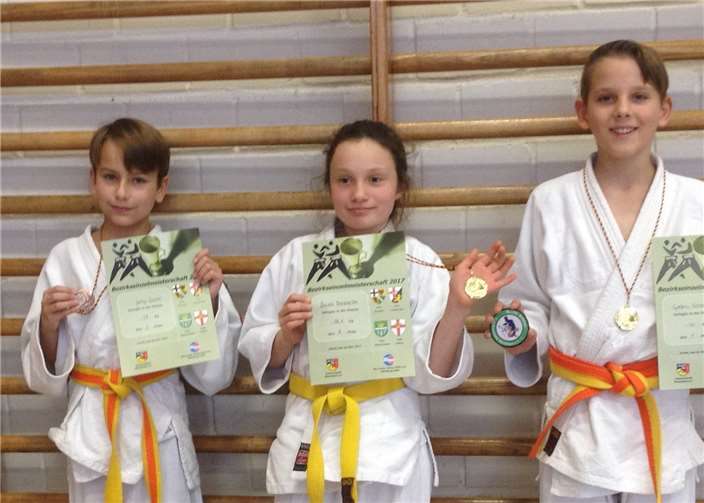 Mit acht von zehn möglichen Siegen durch Ippon kämpften Jamy, Laura und Cyrano vom Judo Club Maifeld ein sehr gutes Turnier bei den Bezirks-Einzelmeisterschaften des Bezirks Koblenz. privat