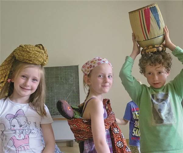 Mit afrikanischen Kostümen schmückten sich die Kinder für die bundesweite Kampagne. privat