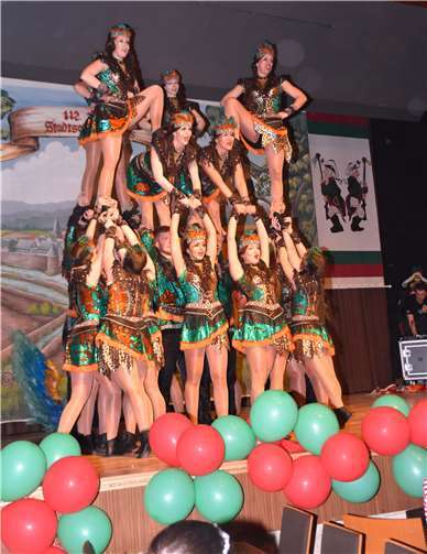 Mit akrobatischen Höchstleistungen begeisterte die Tanzformation „High Energie“ die Narren im Saal