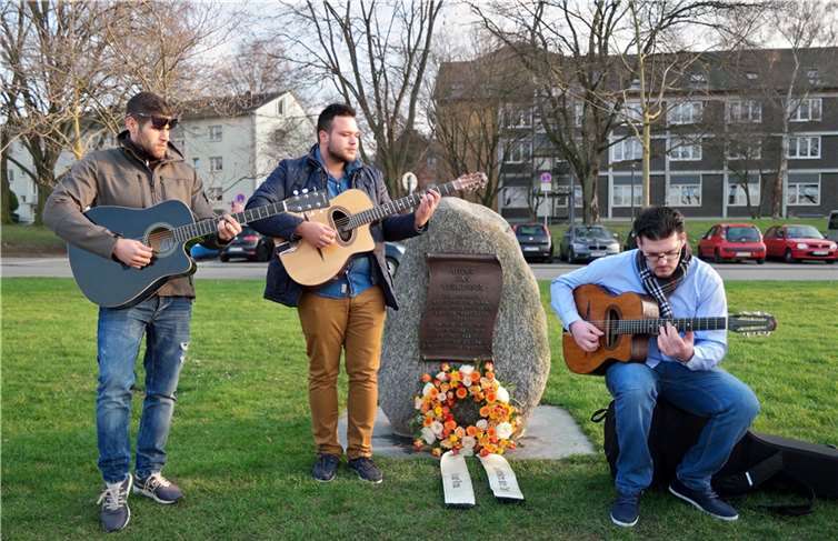 Mit akustischen Gitarrenspiel wurde den verschleppten und ermordeten Menschen gedacht.