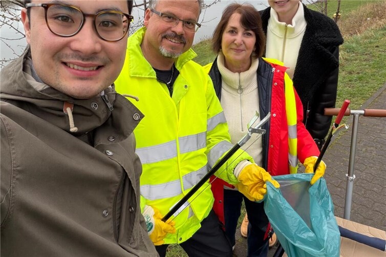 Mit angepackt beim Dreck-Weg-Tag am Moselufer (von links nach rechts): Philip Rünz, Heiko Früh, Yvonne Früh und Laura Porn.