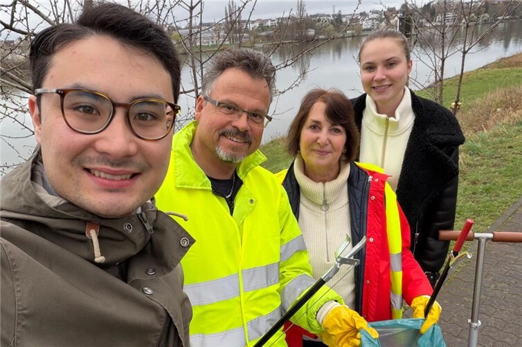 Mit angepackt beim Dreck-Weg-Tag am Moselufer (von links nach rechts): Philip Rünz, Heiko Früh, Yvonne Früh und Laura Porn.