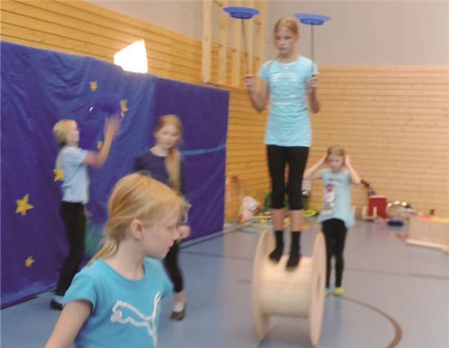 Mit artistischen Einlagen begeisterten die Kinder das Publikum. privat