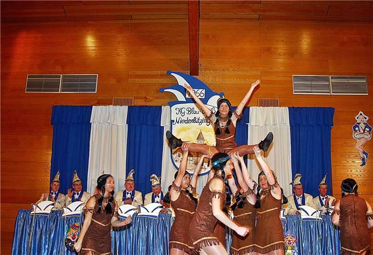 Mit atemberaubenden Showeinlagen begeisterte die Tanzgruppe der KG.