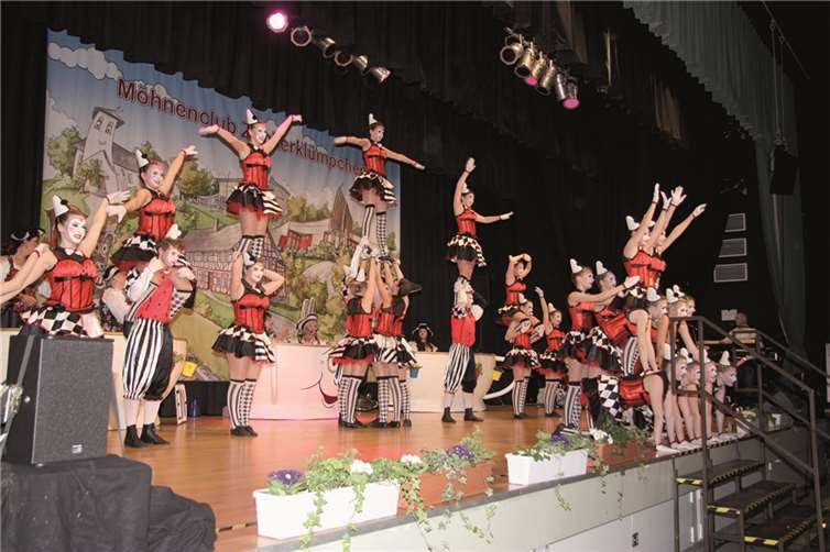 Mit atemberaubenden akrobatischen Tänzen begeisterte das Tanzcorps das Publikum.