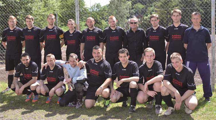 Mit auf dem Mannschaftsfoto auch der treue Fan Nico van Eijden. -AB-