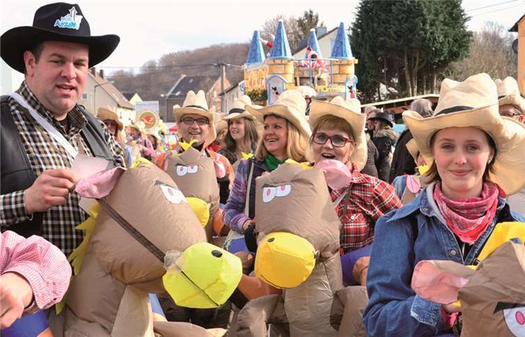 Mit aufblasbaren Pferden ritt der FC Arzheim durch die Straßen.HEP