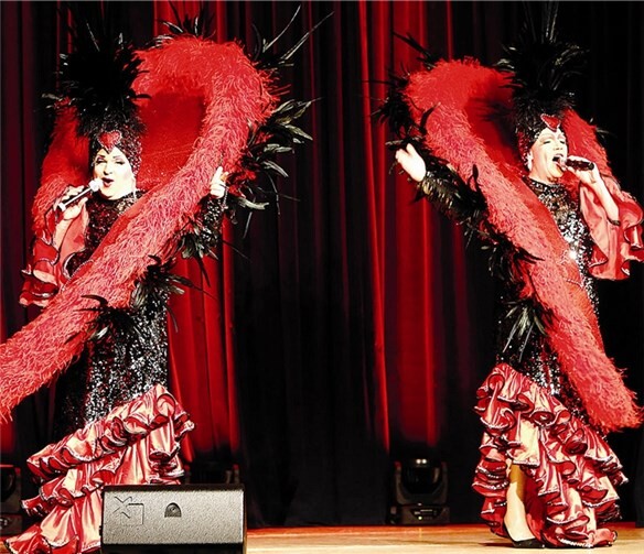 Mit ausgefallenen Kostümen wie hier Egg versetzten die beiden ihr Publikum immer wieder in Erstaunen.  DL