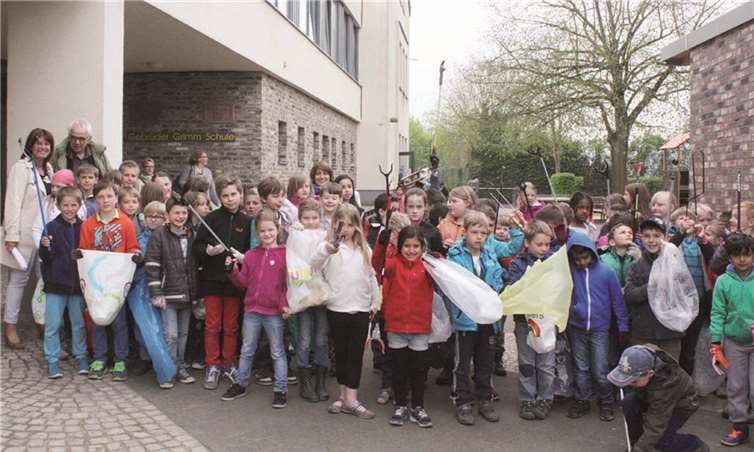 Mit ausrangierten Grillzangen und anderen Greifwerkzeugen bewaffnet, warteten die kleine Müllsammler auf ihren Einsatz. DL