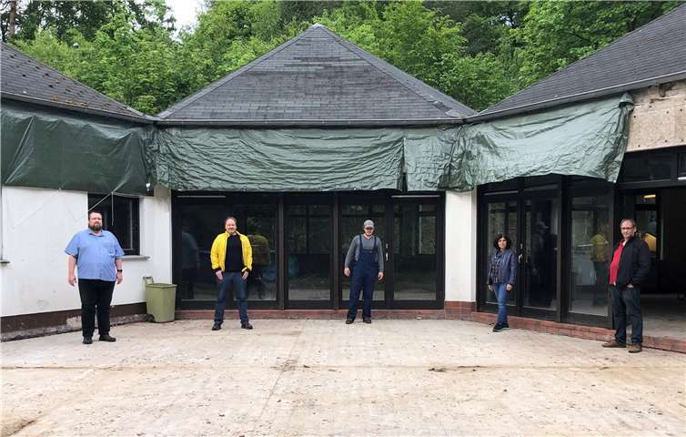 Mit ausreichend Abstand ließ sich eine Abordnung der SPD Bendorf die Fortschritte bei den Bauarbeiten erläutern. Foto: privat
