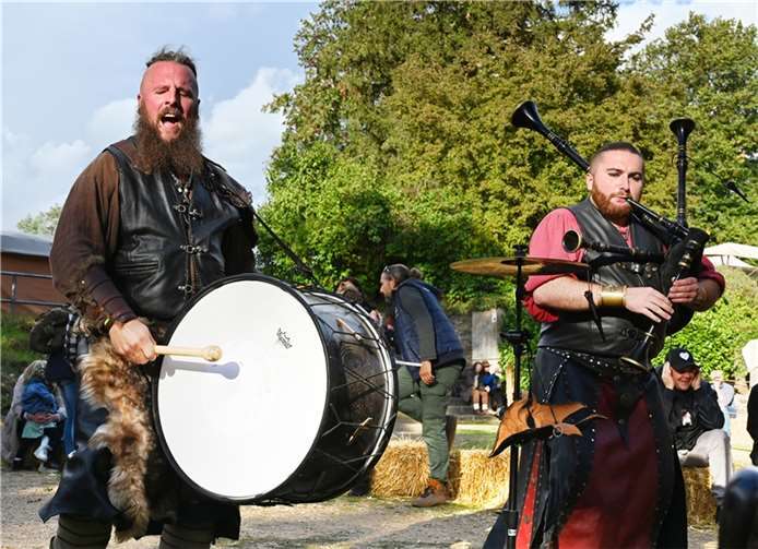 Mit authentischen Instrumenten brachten diese Musiker die Klänge des Mittelalter...