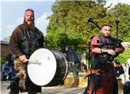 Mit authentischen Instrumenten brachten diese Musiker die Klänge des Mittelalter...
