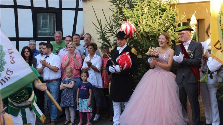 Mit begeistertem Applaus belohnte dasJunggesellenkönigspaar die Darbietungen der Fähnriche