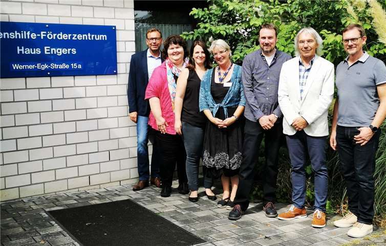 Mit beim Lebenshilfe-Wiesenfest feierten (v.l.): F. Mehnert, S. Schumann, B. Kramer, D. Melchior, J. Rohde, F. Potthast, E. Wirtz.Foto: Lebenshilfe Neuwied