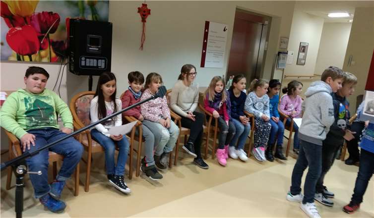 Mit bekannten Gedichten, die viele Bewohner von „Mühlenau“ selbst bereits in der Schule gelernt hatten, unterhielten die Kinder die Senioren.  privat