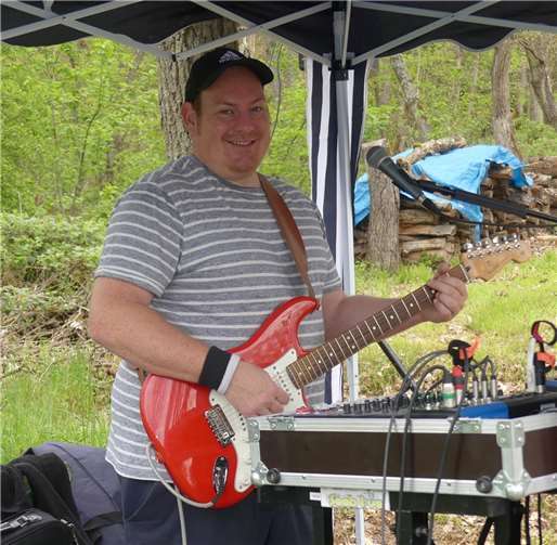 Mit bekannten Liedern sorgte ein versierter Alleinunterhalter auf seiner Gitarre für angenehme Musikunterhaltung.