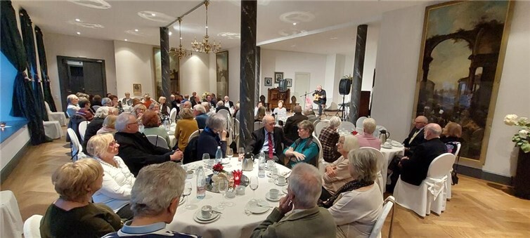 Mit bekannten Liedern zum Advent eröffnete Liedermacher Harald Becker die diesjährige Adventsfeier des Förderkreises Abtei Sayn e.V. im schön geschmückten Festsaal von Schloss Sayn.  Foto: Günther Bomm