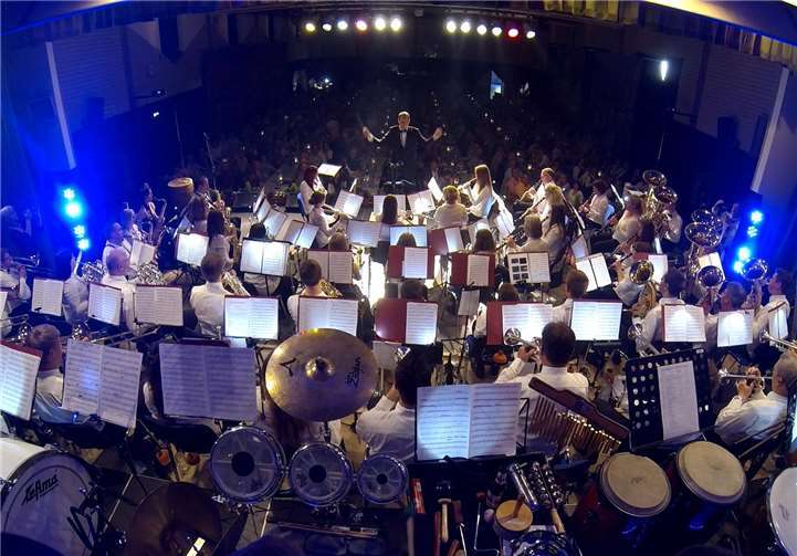 Mit bekannten französischen Filmmelodien und Chansons will der Musikverein Löf sein Publikum mitnehmen ins Moulin Rouge. privat