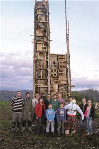 Mit berechtigtem Stolz präsentieren die Martinsfeuerbauer ihre Arbeit Ortsbürgermeisterin Christel Ripoll.AS