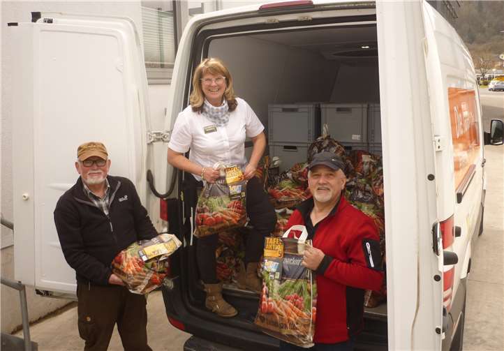Mit berechtigtem Stolz übergab Marktleiterin Christel Albert-Lenz das „Ergebnis“ der Aktion an die Cochemer Tafel. Fotos: Privat