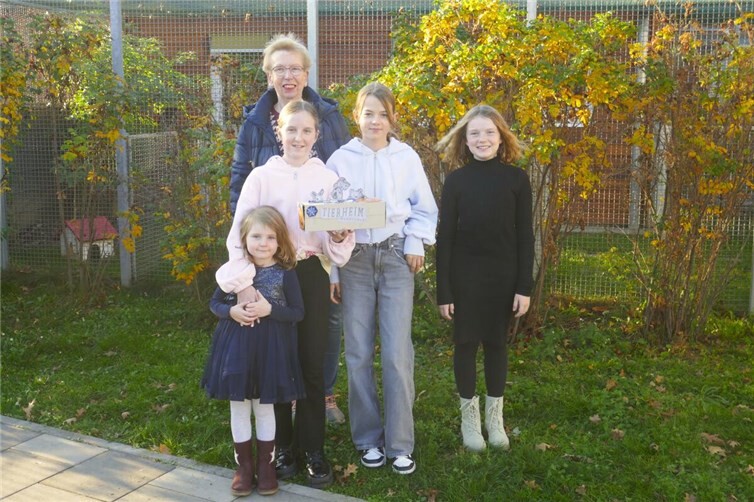 Mit berechtigtem Stolz überreichte die Gruppe im Tierheim eine Spende von 200 Euro in einer wunderbaren selbst gestalteten Schachtel. Foto: privat