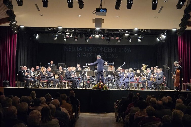„Mit beschwingten Melodien ins neue Jahr“: Unter der Leitung von Florian Weber begeisterte das Landespolizeiorchester Rheinland-Pfalz das Publikum des Neujahrskonzerts in Mendig.Foto: Julia Lichter/VG-Verwaltung Mendig