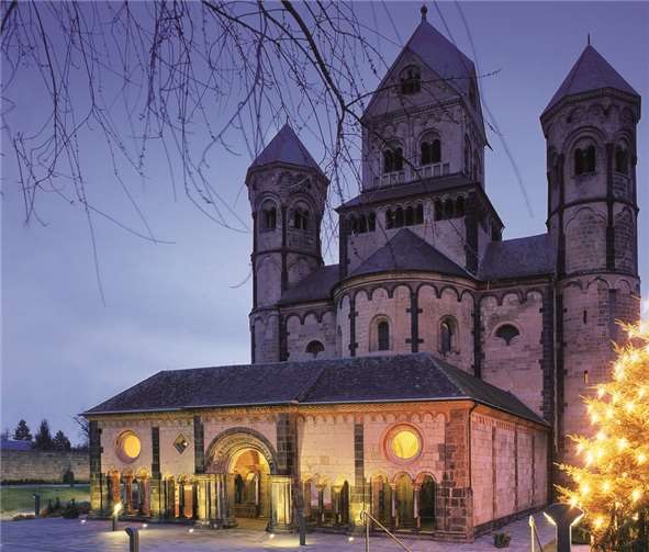 Mit besinnlicher Musik im Advent, erlesenem Kunsthandwerk, Kinderprogramm und kulinarischen Köstlichkeiten präsentieren die Ordensbrüder sowie Mitarbeiterinnen und Mitarbeiter der Abtei Maria Laach privat