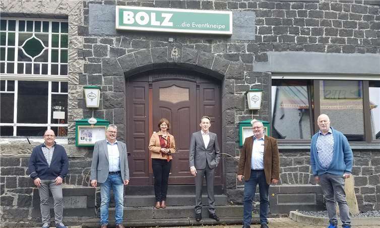 Mit besonderer Freude begrüßte der Mendiger Stadtbürgermeister Hans Peter Ammel am 30. September Staatssekretärin Nicole Steingaß, die gemeinsam mit dem Landtagsabgeordneten Marc Ruland zu einem Ortstermin nach Obermendig gekommen war, sowie den stellvertretenden Fraktionsvorsitzenden der SPD, Uwe Ammel, den Beigeordneten Frank Post und den Vorsitzenden des Mendiger Ortsvereins, Ralf Kraut.Foto: privat