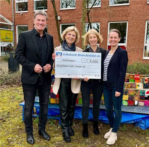 Mit besonderer Freude überreichten Detlev Pilger, Vorstandsvorsitzender der KoblenzerBürgerStiftung sowie Kathleen Benekenstein, Geschäftsführerin der Bürgerstiftung, einen symbolischen Scheck in Höhe von 5.000 Euro an den Sozialdienst Katholischer Frauen Koblenz e.V. (SkF) für das Alleinerziehenden Projekt „Füreinander – Miteinander“. Quelle: KoblenzerBürgerStiftung