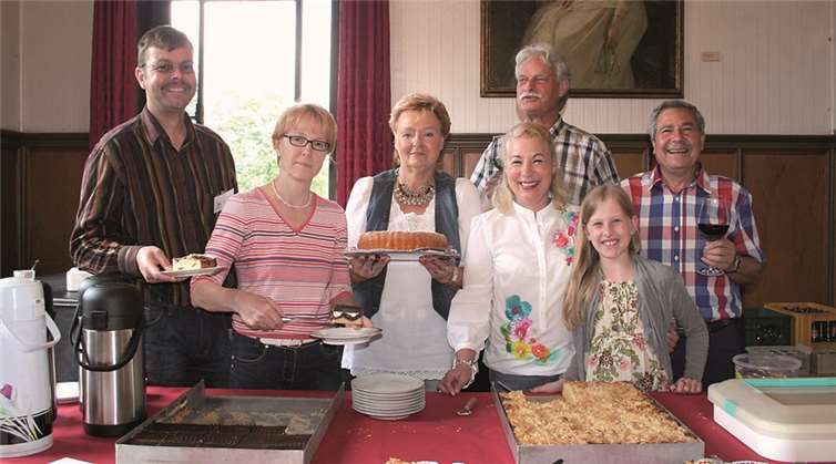 Mit besonderer Freundlichkeit begegnete das fröhliche Servier- und Spülteam den Besuchern.  HG