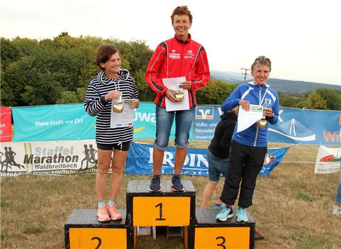 Mit bester Laune auf dem Treppchen - Rekordhalteri W55 Margit von Klitzing mit Uta Peiler auf Platz 2 und Ilse Schmitz auf dem dritten Platz