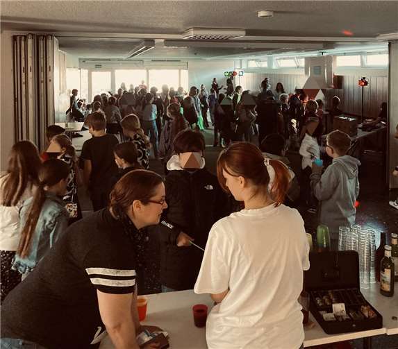 Mit bester Laune und viel Musik starteten rund 120 Kinder und Jugendliche am Freitagabend in die Osterferien. Foto: privat