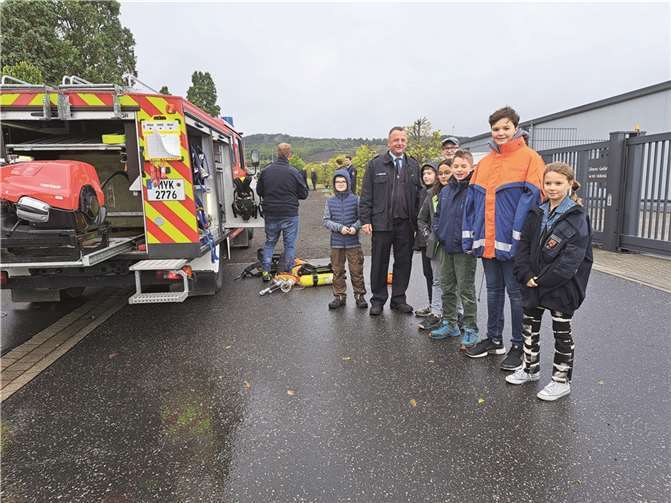 Silber und Bronze für Beller Wehrleute Mit bewundernden Blicken verfolgten auch einige Mitglieder der Jugendfeuerwehr Bell die von Wehrführer Lars Perzewski erläuterten Einsätze.