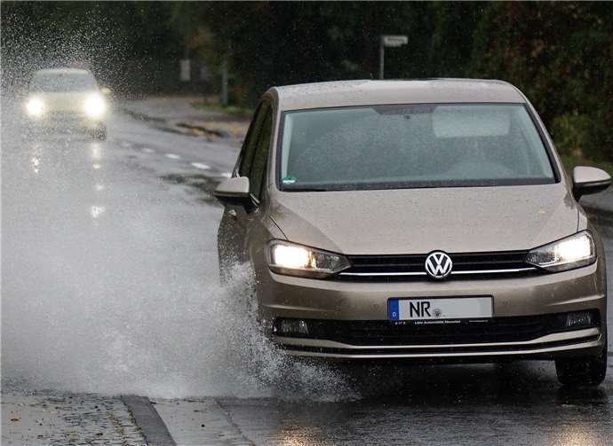Mit bis zu 50L. Starkregen zog Sturmtief Fabienne am Sonntag über Deutschland. Wie hier in Block standen Straßen unter Wasser.FF