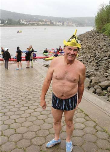 Mit blauen Badeschuhen und gelbem Enten-Hütchen auf dem Kopf war Klaus Marx zum 20. Mal dabei. als Anerkennung dafür erhielt der Mehlemer eine Urkunde.
