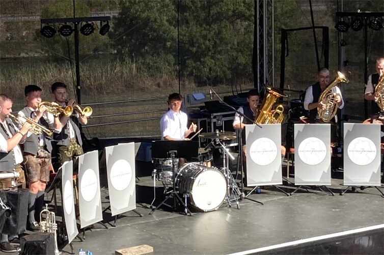Mit böhmischer und mährischer Blasmusik erfreuten die sieben Musikstudenten der Gruppe „Schutzblech 7 Böhmische“.