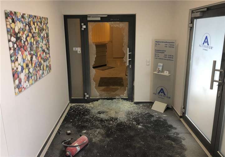 Mit brachialer Gewalt drangen die Täter in die Praxisräume ein. Foto: privat