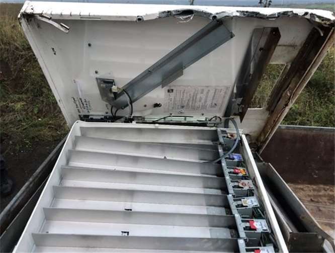 Mit brachialer Gewalt wurde ein Zigarettenautomat durch unbekannte Täter geöffnet. Fotos: Polizei