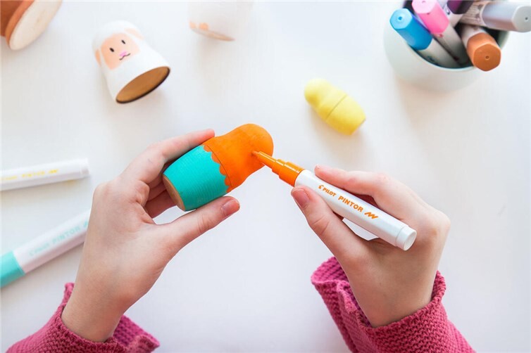 Mit breiteren Markern sind die Matroschka-Figuren schnell in der gewünschten Grundfarbe angemalt.