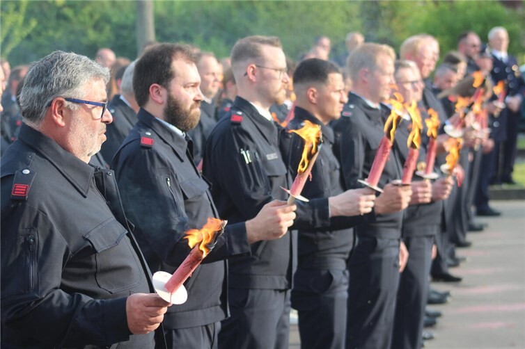 Mit brennenden Fackeln waren die Wehrleute zum großen Zapfenstreich angetreten. 